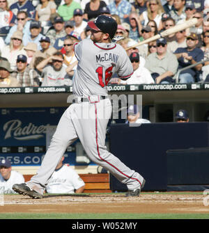 Atlanta Braves catcher Brian McCann colpisce un due-run home run rigature Andruw Jones come il Braves nel secondo inning contro i San Diego Padres al Petco Park di San Diego il 8 luglio 2007. Il Braves ha vinto 5-4. (UPI foto/Roger Williams) Foto Stock