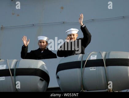 Il suo equipaggio della portaerei USS Nimitz Wave addio a parenti e amici come la nave si allontana dal dock del 24 gennaio 2008, presso la North Island Naval Air Station in Coronado, California guidato per il Golfo Persico (UPI foto/Earl S. Cryer) Foto Stock