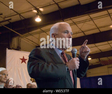 Il candidato repubblicano alla presidenza Usa il senatore John McCain (R-AZ) parla ai tifosi nel corso di una campagna nel rally di San Diego, 5 febbraio 2008. (UPI foto/Earl S. Cryer) Foto Stock