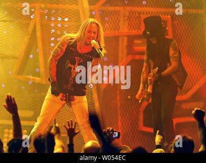 Vince Neil (L) e Mick Mars dei Motley Crue eseguire in concerto a San Diego State University di Cox Arena il 2 febbraio 2009, dando dei calci fuori del gruppo 'Saints di Los Angeles' Tour. Il tour celebra Motley Crue's album con lo stesso nome, il loro primo album in studio in oltre un decennio di includono i membri originali. (UPI foto/Roger Williams) Foto Stock