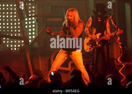 Vince Neil (L) e Mick Mars dei Motley Crue eseguire in concerto a San Diego State University di Cox Arena il 2 febbraio 2009, dando dei calci fuori del gruppo 'Saints di Los Angeles' Tour. Il tour celebra Motley Crue's album con lo stesso nome, il loro primo album in studio in oltre un decennio di includono i membri originali. (UPI foto/Roger Williams) Foto Stock