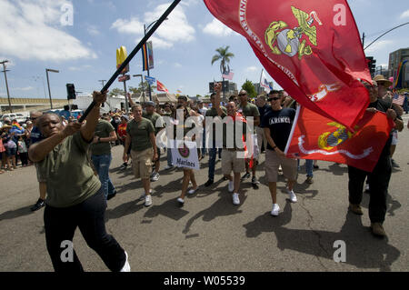 Attive e non attive di personale militare degli Stati Uniti di partecipare per la prima volta a San Diego il Gay Pride Parade di San Diego, 16 luglio 2011. Il gruppo è segnalato per essere il primo apertamente gay servizio arruolato membri di marzo in un evento di orgoglio negli Stati Uniti dopo il congresso di abrogazione dei "non chiedere, non dire politica".(UPI foto/Earl S. Cryer) Foto Stock