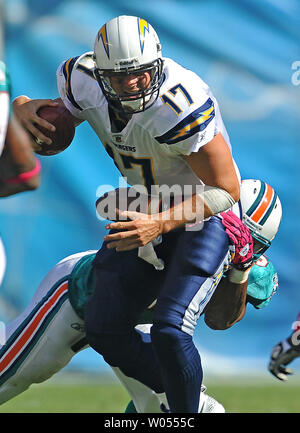 San Diego Chargers quarterback Philip Rivers (17) è saccheggiato dai delfini di Miami al di fuori linebacker Cameron Wake (91) per un 10-cantiere perdita nel terzo trimestre al Qualcomm Stadium di San Diego, la California il 2 ottobre 2011. UPI/Jayne Kamin-Oncea Foto Stock