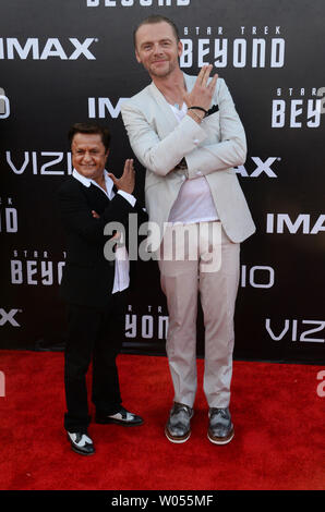 Membri del cast Deep Roy (L) e Simon Pegg assistere alla premiere di sci-fi di Motion Picture thriller Star Trek al di là dell' al Embarcadero Marina Park a sud di San Diego, in California, il 20 luglio 2016. Trama: La USS Enterprise equipaggio esplora i confini più remoti di uncharted spazio, dove incontrano un nuovo nemico spietato che li mette e tutto ciò che la Federazione si distingue per la prova. Foto di Jim Ruymen/UPI Foto Stock