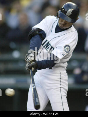 Seattle Mariners' Ichiro Suzuki singles off Minnesota Twins' a partire lanciatore Kyle Lohse nel primo inning al Safeco Field martedì 5 maggio, 2004 a Seattle, WA. (UPI foto/Jim Bryant) Foto Stock