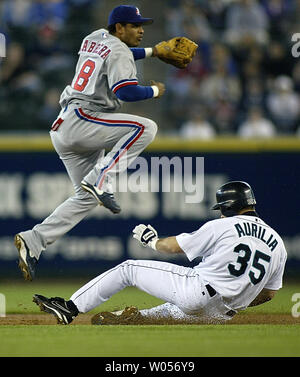 Montreal Expos' Sshortstop Orlando Cabrera salta per evitare lo scorrimento del Seattle Mariner's Rich Aurilia mentre si gira un doppio gioco nel primo inning al Safeco Field di Seattle il 13 giugno 2004. (UPI foto/Jim Bryant) Foto Stock