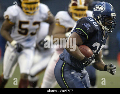 Seattle Seahawks' fullback Mack Strong giunchi per un 32-cantiere guadagno contro Washington Redskins' nel quarto trimestre a Seattle il 14 gennaio 2006. Forte si precipitò per 30 yard in Seahawks 20-10 win over Washington Redskins. (UPI foto/Jim Bryant) Foto Stock