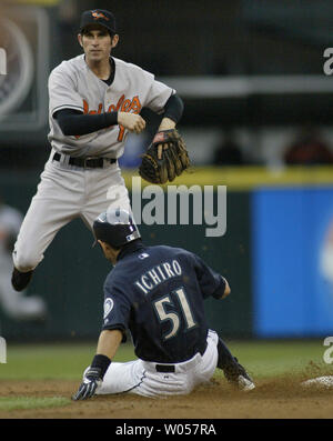 Baltimore Orioles' secondo baseman Brandon Fahey salta per evitare lo scorrimento dei Seattle Mariners' Ichiro Suzuki nel terzo inning a Seattle il 22 maggio 2006. Fahey costretto Suzuki fuori e completato il doppio gioco per prima base. (UPI foto/Jim Bryant) Foto Stock