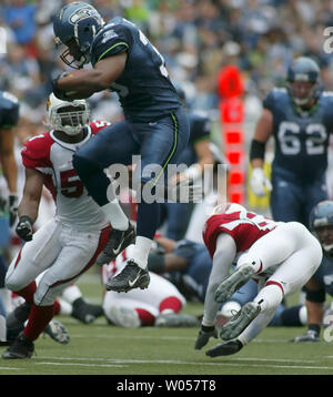 Seattle Seahawks fullback Mack Strong salta attraverso Arizona Cardinals linebacker Orlando Huff, sinistra e sicurezza forte Hanik Milligan durante il secondo trimestre di Domenica, Settembre 17, 2005 a Seattle. (UPI foto/Jim Bryant) Foto Stock