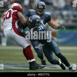 Seattle Seahawks cornerback Kelly Herndon (R) affronta Arizona Cardinals fullback Obafemi Ayanbadejo, nel secondo trimestre a Seattle il 17 settembre 2006. Il Seahawks battere i Cardinali 21-10. (UPI foto/Jim Bryant) Foto Stock