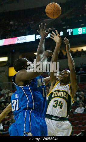 Seattle Supersonics' Ray Allen ,destra, colpisce un tre-puntatore su difendere Orlando Magics' Grant Hill, a sinistra e a Dwight Howard. centro, nel secondo periodo presso la Key Arena di Seattle Novembre 29, 2006. Allen ha segnato 21 punti nel Sipersonics 84-94 perdita per il Magic.(UPI foto/Jim Bryant) Foto Stock