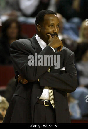 Atlanta Hawks' allenatore Mike Woodson orologi l'azione contro i Seattle Supersonics' nel primo periodo alla Key Arena di Seattle il 5 dicembre 2006. Il Sonics battere i falchi 102-87. (UPI foto/Jim Bryant) Foto Stock