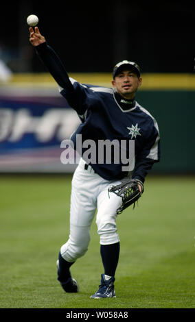 Seattle Mariners center fielder Ichiro Suzuki del Giappone si riscalda prima della loro partita contro il Chicago White Sox al Safeco Field di Seattle il 1 maggio 2007. (UPI foto/Jim Bryant) Foto Stock