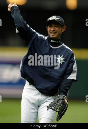 Seattle Mariners center fielder Ichiro Suzuki di Giappone sorrisi come egli si riscalda prima della loro partita contro il Chicago White Sox al Safeco Field di Seattle il 1 maggio 2007. (UPI foto/Jim Bryant) Foto Stock