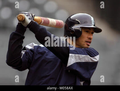 Seattle Mariners center fielder Ichiro Suzuki del Giappone si riscalda prima della loro partita contro il Chicago White Sox al Safeco Field di Seattle il 1 maggio 2007. (UPI foto/Jim Bryant) Foto Stock