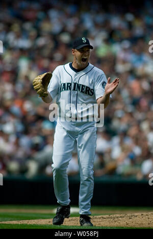 Seattle Mariners a partire pitcher Jarrod Washburn celebra come egli si diparte il campo nel quarto inning contro il Minnesota Twins al Safeco Field di Seattle il 15 agosto 2007. Washburn piantò la sua via di uscita delle basi di una situazione di carico. I gemelli battere i marinai 6-1. (UPI foto/Jim Bryant) Foto Stock