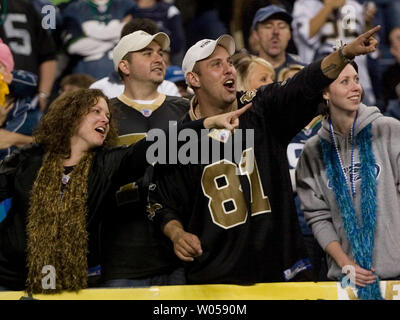 New Orleans Saints fans celebrare un primo verso il basso contro il Seattle Seahawks nel quarto trimestre a Qwest Field a Seattle il 14 ottobre 2007. I Santi di turbare il Seahawks 28-17 per la loro prima vittoria della stagione. (UPI foto/Jim Bryant). Foto Stock