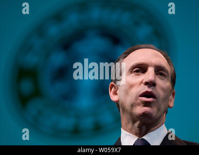 Howard Schultz, presidente e CEO di Starbucks, discute le performance dell'azienda durante un Starbucks Coffee Company's Assemblea Generale Annuale Marzo 19, 2008 a Seattle. (UPI foto/Jim Bryant) Foto Stock