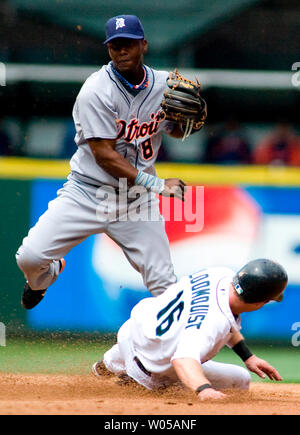 Detriot Tigers' interbase Gar Renteria (L) salta per evitare la slitta da Seattle Mariners' Willie Bloomquist mentre si gira un doppio gioco nella terza inning al Safeco Field di Seattle il 4 luglio 2008. I marinai battere le tigri 4-1. (UPI foto/Jim Bryant) Foto Stock