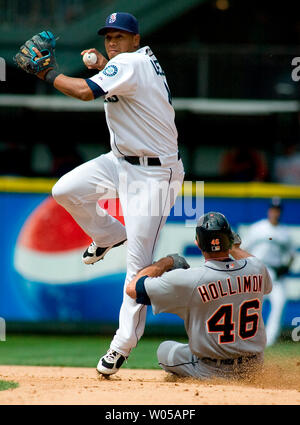 Seattle Mariners secondo baseman Jose Lopez, (L) salta per evitare la slitta da Detroit Tigers Michael Holliman mentre si gira un doppio gioco in otto inning al Safeco Field di Seattle il 4 luglio 2008. I marinai battere le tigri 4-1. (UPI foto/Jim Bryant) Foto Stock