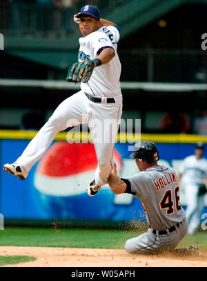 Seattle Mariners secondo baseman Jose Lopez, (L) salta per evitare la slitta da Detroit Tigers Michael Holliman mentre si gira un doppio gioco in otto inning al Safeco Field di Seattle il 4 luglio 2008. I marinai battere le tigri 4-1. (UPI foto/Jim Bryant) Foto Stock