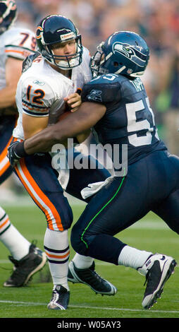 Chicago Bears quarterback Caleb Hanie (L) è saccheggiato da Seattle Seahawks difensivo fine Darryl Tapp nel quarto trimestre a Qwest Field a Seattle il 16 agosto 2008. Il Seahawks sbattere la porta in 29-26 ore di lavoro straordinario. (UPI foto/Jim Bryant) Foto Stock