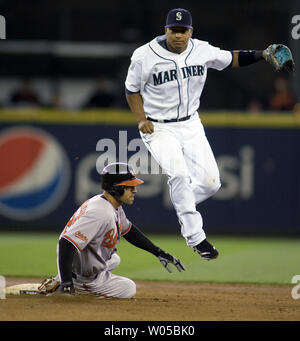 Seattle Mariners secondo baseman Jose Lopez (R) salta per evitare la slitta dalla Baltimore Orioles' Nick Markakis dopo aver girato un doppio gioco nella quinta inning al Safeco Field di Seattle su luglio 8, 2009. (UPI foto/Jim Bryant) Foto Stock