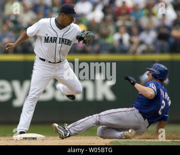 Seattle Mariners salta per evitare lo scorrimento del Texas Rangers Taylor Teagarden nella quinta inning al Safeco Field di Seattle il 12 luglio 2009. I marinai battere i Rangers 5-3 a prendere tre dei quattro giochi. (UPI foto/Jim Bryant) Foto Stock