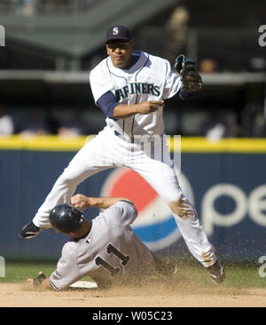 Seattle Mariners secondo baseman Jose Lopez salta per evitare lo scorrimento dei New York Yankees Brett Gardner mentre si gira un doppio gioco nella terza inning al Safeco Field di Seattle il 20 settembre 2009. I marinai battere gli Yankees 7-1. UPI /Jim Bryant. . Foto Stock