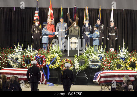 Stato di Washington Patrol guardia d'onore esegue durante un memoriale di servizio a Tacoma Dome in Dicembre 8, 2009 a Tacoma, WA. Lakewood poliziotti Tina Griswold lungo con il sergente Mark Renninger, officer Ronald Owens e officer Greg Richards erano sparato e ucciso in una caffetteria nel sobborgo di Tacoma di parco, 29 Novembre da Maurice Clemmons, che più successivamente è stato sparato e ucciso dalla polizia. (UPI /Jim Bryant) Foto Stock
