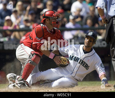 Seattle Mariners' Franklin Gutierrez (R) è contrassegnato da Los Angeles Angeli catcher Mike Napoli in quinta inning al Safeco Field di Seattle Maggio 9, 2010. I marinai battere gli angeli 8-1. UPI foto/Jim Bryant Foto Stock