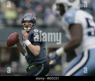 Seattle Seahawks quarterback Matt Hasselbeck guarda verso il basso campo per passare contro i Tennessee Titans nel terzo trimestre a Qwest Field di Seattle il 3 gennaio 2010. Hasselbeck completato 15 di 30 passa per 175 e un touchdown e una intercettazione come i Titani battere il Seahawks 17-13. UPI /Jim Bryant Foto Stock