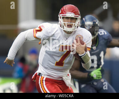 Kansas City Chiefs trimestre torna Matt Cassel scompone lontano da Seattle Seahawks sulla difensiva affrontare Chris Clemons nel terzo trimestre su Domenica 28 Novembre, 2010 a Qwest Field di Seattle. Vincent Cassel completato 22 di 32 passa per 233 yrads e quattro touchdowns come i capi battere il Seahawks 42-24. (UPI /Jim Bryant) Foto Stock