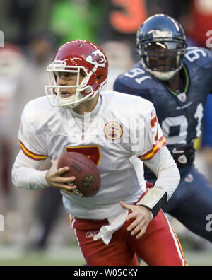 Kansas City Chiefs trimestre torna Matt Cassel scompone lontano da Seattle Seahawks sulla difensiva affrontare Chris Clemons nel terzo trimestre su Domenica 28 Novembre, 2010 a Qwest Field di Seattle. Vincent Cassel completato 22 di 32 passa per 233 yards e 4 touchdowns come i capi battere il Seahawks 42-24. (UPI /Jim Bryant) Foto Stock