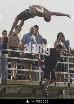 John Pello esegue un tuffo indietro durante la XXVIII annuale orso polare a saltare la laguna di Burley in Olalla a Washington il 1 gennaio 2012. Oltre 500 partecipanti hardy braved le fredde acque della laguna a unirsi in annuale sul primo giorno del nuovo anno la tradizione. UPI /Jim Bryant Foto Stock