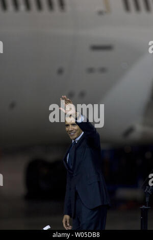 Il presidente Barack Obama onde da Boeing dipendenti dopo aver parlato circa il suo piano per la creazione di una economia costruita per durare, sulla base americana di fabbricazione nazionale e promuovere le esportazioni americane, al gigante aeronautico dell'impianto di assemblaggio a Everett, Washington il 17 febbraio 2012. In seguito Obama saranno presenti due fund raising eventi per il suo ri-campagna elettorale. UPI/Jim Bryant Foto Stock