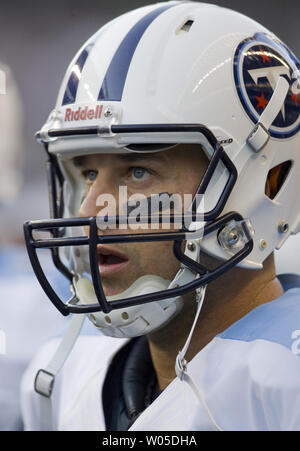 Tennessee Titans' quarterback Matt Hasselbeck orologi il Seattle Seahawks reato in un pre-stagione partita contro i Tennessee Titans al campo CenturyLink a Seattle, Washington il 11 agosto 2011. UPI/Jim Bryant Foto Stock