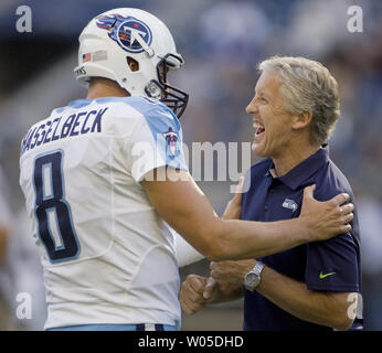 Seattle Seahawks' head coach Pete Carroll (R) saluta Tennessee Titans' quarterback Matt Hasselbeck prima di loro in un pre-stagione partita contro i Tennessee Titans al campo CenturyLink a Seattle, Washington il 11 agosto 2011. UPI/Jim Bryant Foto Stock