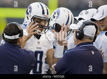 Tennessee Titans' quarterback Matt Hasselbeck mostra la sua frustrazione durante un tempo contro i Seattle Seahawks unità difensive in un pre-stagione partita contro i Tennessee Titans al campo CenturyLink a Seattle, Washington il 11 agosto 2011. UPI/Jim Bryant Foto Stock