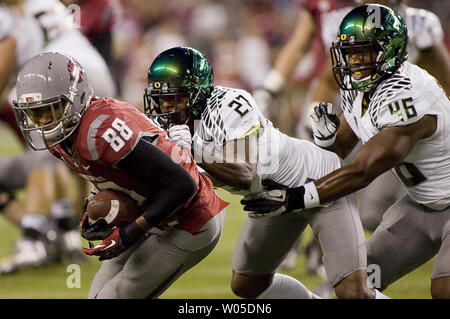 Stato di Washington Cougars' wide receiver Isiah Meyers si ritiene che le catture di sei-cantiere pass per un primo verso il basso contro la Oregon Duck difensori Terrance Mitchell (29) e Michael argilla alla CenturyLink Field a Seattle, Washington, il 29 settembre 2012. UPI/Jim Bryant foto. Foto Stock