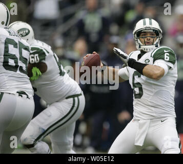 New York getti quarterback Marc Sanchez passa contro i Seattle Seahawks al campo CenturyLink a Seattle, Washington il 11 novembre 2012. Sanchez, che ha girato 26 Domenica, completato 9 di 22 per 124 yard in getti 7-28 perdita dei Seattle Seahawks. UPI/Jim Bryant Foto Stock