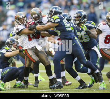 Seattle Seahawks kickoff di team di copertura Cristo Maragos (42), Malcolm Smith (53) e Michael Robinson (26) avvolgere fino a Tampa Bay Buccaneers specialisti di ritorno Eric pagina (17) nel terzo trimestre al campo CenturyLink a Seattle, Washington il 3 novembre 2013. Il Seahawks battere i bucanieri 27-24 in ore di lavoro straordinario. UPI /Jim Bryant Foto Stock