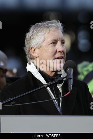 Seattle Seahawks head coach Pete Carroll parla ai tifosi durante il Super Bowl XLVIII celebrazione nel campo CenturyLink il 5 febbraio 2014 a Seattle. UPI/Jim Bryant Foto Stock