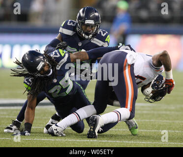 Seattle Seahawks difensori Richard Sherman (25) e Jeron Johnson (23) Affrontare Chicago Bears wide receiver Alshon Jeffery (17) dopo una breve guadagno nel terzo trimestre di un pre-stagione partita al campo CenturyLink a Seattle, Washington il 22 agosto 2014. Il Seahawks sbattere la porta 34-6. UPI/Jim Bryant Foto Stock