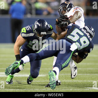 Seattle Seahawks linebacker hanno Heath Farewell (55) e Korey Toomer (59) Affrontare Chicago Bears wide receiver Alshon Jeffery (17) nel quarto trimestre di un pre-stagione partita al campo CenturyLink a Seattle, Washington il 22 agosto 2014. Il Seahawks sbattere la porta 34-6. UPI/Jim Bryant Foto Stock