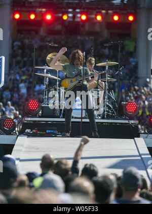 Seattle-indigeni e il Grammy Award-winning band Soundgarden il cantante e chitarrista ritmica Chris Cornell compie durante il 2014 Kickoff di NFL presentato da Xbox tenutasi a Campo CenturyLink il 4 settembre 2014 a Seattle. UPI/Jim Bryant Foto Stock