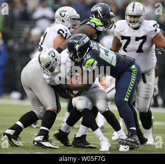 Seattle Seahawks difensivo fine Cliff Avril (56) affronta Oakland Raiders running back Darren McFadden fora perdita durante il terzo trimestre in campo CenturyLink a Seattle, Washington il 2 novembre 2014. Il Seahawks battere i raider 30-24 a Seattle. UPI/Jim Bryant Foto Stock