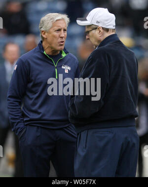 Seattle Seahawks head coach Pete Carroll , sinistra, parla con il proprietario del team Paul Allen prima della loro partita contro Oakland Raiders al campo CenturyLink a Seattle, Washington il 2 novembre 2014. Il Seahawks beat theRaiders 30-24 a Seattle. UPI/Jim Bryant Foto Stock
