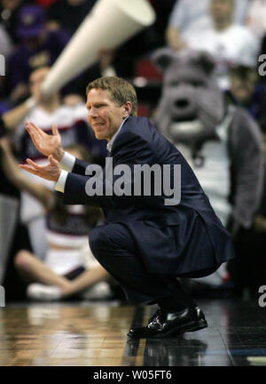 Gonzaga Head Coach Mark pochi alza le mani quando un fallo è stato chiamato durante la partita contro il Dakota del Nord stato durante il 2015 NCAA Division I di pallacanestro degli uomini del campionato, 20 marzo 2015 presso la Key Arena di Seattle, Washington. Foto di Jim Bryant/UPI Foto Stock