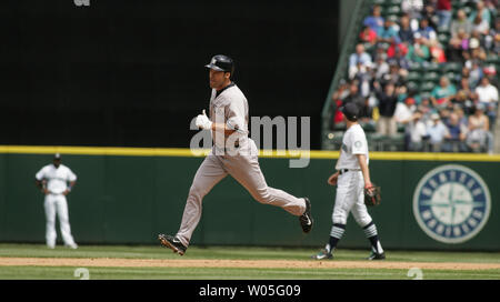 New York Yankees Garrett Jones tornate le basi dopo aver colpito una due-run off homer Seattle Mariners starter Taijuan Walker nel quarto inning Giugno 6, 2015 in Safeco Field di Seattle. Masahiro Tanaka ha dato una corsa su sette inning per dare gli Yankees un 3-1 conquistare i marinai. Foto di Jim Bryant/UPI Foto Stock